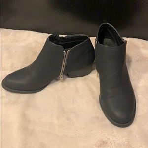 Unionbay women’s black ankle booties
